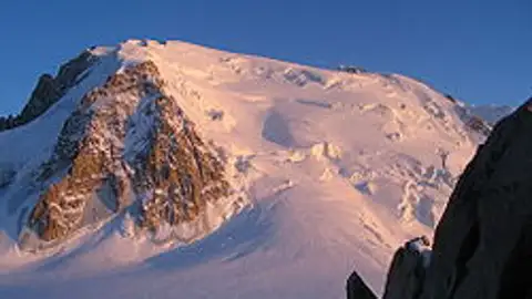 Panorámica del Monte Blanc de Tacul en los Alpes franceses Panorámica del Monte Blanc de Tacul en los Alpes franceses
