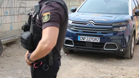 Un policía nacional salva la vida de una bebé de un mes que se había atragantado Un policía nacional salva la vida de una bebé de un mes que se había atragantado