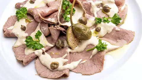 Vitello Tonnato, plato típico italiano Vitello Tonnato, plato típico italiano