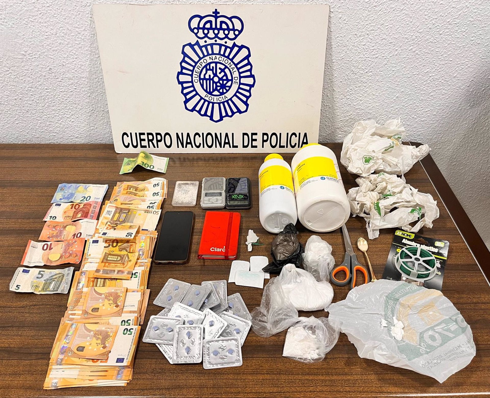 Detenidos nueve integrantes de una red familiar dedicada al tráfico de cocaína en Aguadulce y Roquetas de Mar Detenidos nueve integrantes de una red familiar dedicada al tráfico de cocaína en Aguadulce y Roquetas de Mar