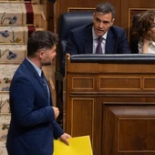 El portavoz de ERC en el Congreso, Gabriel Rufián, pasa delante de Pedro Sánchez y María Jesús Montero El portavoz de ERC en el Congreso, Gabriel Rufián, pasa delante de Pedro Sánchez y María Jesús Montero