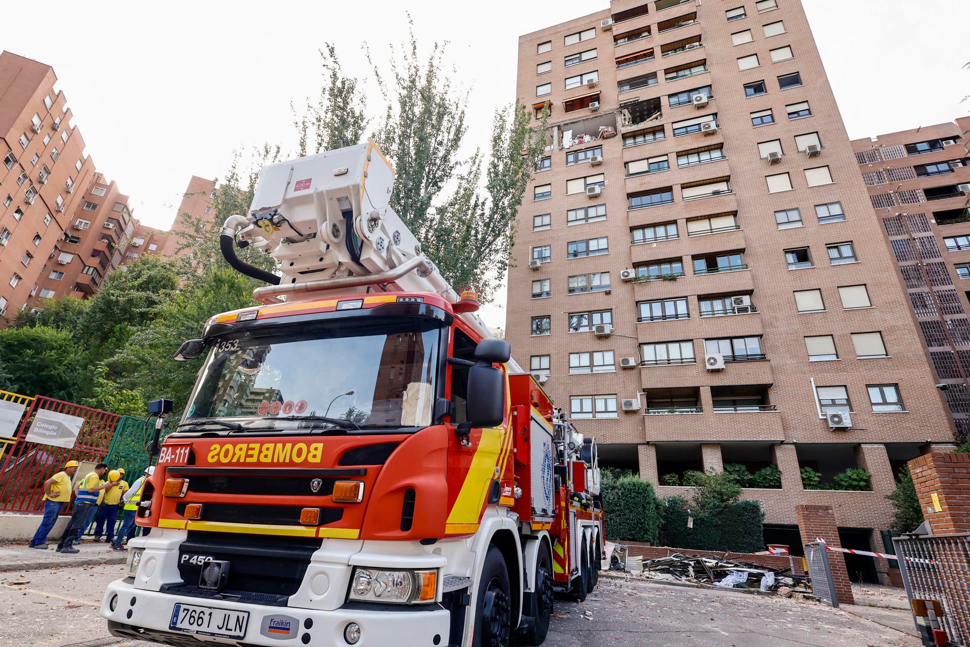 Los agentes investigan la causa de la explosión de gas que ha dejado a dos mujeres heridas graves en Fuencarral Los agentes investigan la causa de la explosión de gas que ha dejado a dos mujeres heridas graves en Fuencarral