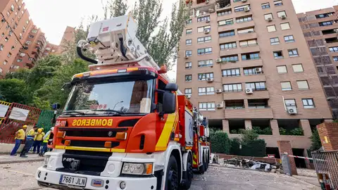 Edificio de 13 alturas de la calle Arzobispo Morcillo, en el distrito de Fuencarral-El Pardo de Madrid, donde los bomberos del Ayuntamiento de Madrid han rescatado a dos mujeres. Edificio de 13 alturas de la calle Arzobispo Morcillo, en el distrito de Fuencarral-El Pardo de Madrid, donde los bomberos del Ayuntamiento de Madrid han rescatado a dos mujeres.