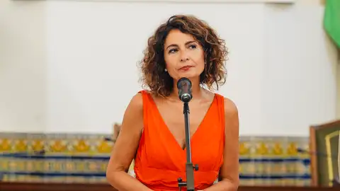 Las comunidades del PP estallan tras el intento de Montero de rebajar el acuerdo con ERC Las comunidades del PP estallan tras el intento de Montero de rebajar el acuerdo con ERC