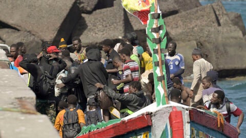 Imagen de los 188 inmigrantes rescatados en la ma&ntilde;ana de hoy, por la embarcaci&oacute;n de Salvamento Mar&iacute;timo, Salvamar Adhara, en aguas cercanas a El Hierro, y trasladados al puerto de La Restinga, en el municipio de El Pinar, en la isla de El Hierro, para ser atendidos por los equipos de emergencia. EFE/Gelmert Finol