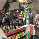 Imagen de los 188 inmigrantes rescatados en la mañana de hoy, por la embarcación de Salvamento Marítimo, Salvamar Adhara, en aguas cercanas a El Hierro, y trasladados al puerto de La Restinga, en el municipio de El Pinar, en la isla de El Hierro, para ser atendidos por los equipos de emergencia. EFE/Gelmert Finol