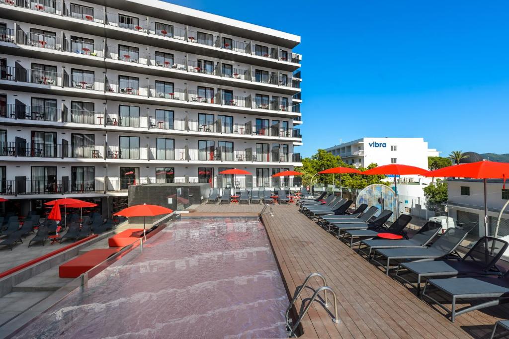 La turista de 19 años que se precipitó desde un hotel de Sant Antoni de Portmany pudo haberse suicidado La turista de 19 años que se precipitó desde un hotel de Sant Antoni de Portmany pudo haberse suicidado