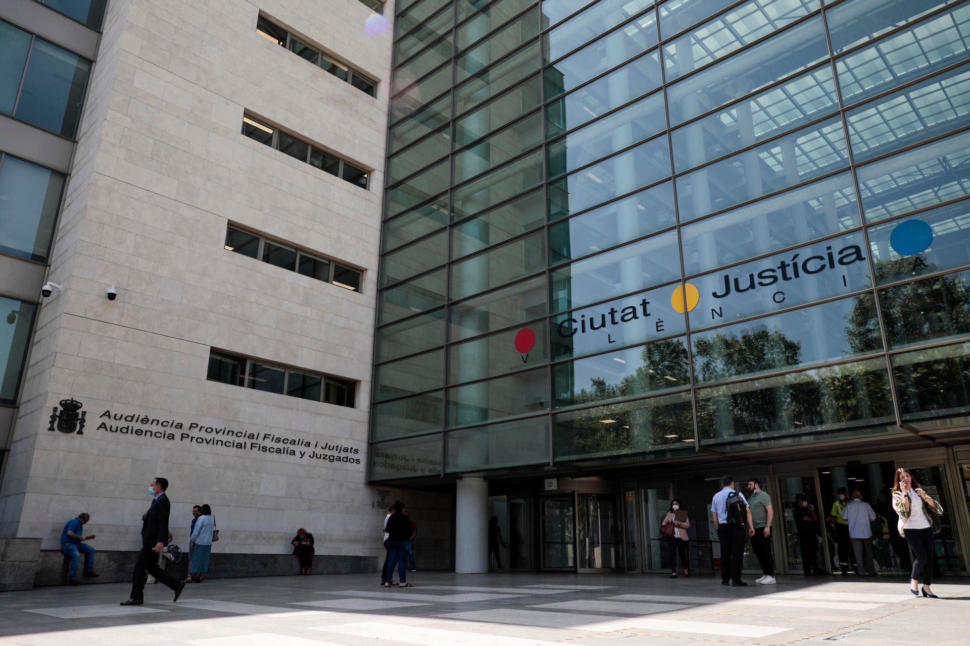 La Fiscalía investiga a un edil de Vox de Paiporta que pidió "plomo" para los inmigrantes La Fiscalía investiga a un edil de Vox de Paiporta que pidió "plomo" para los inmigrantes