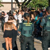 Dos agentes de la Guardia Civil observan a dos niñas abrazarse durante el minuto de silencio por el asesinato de un menor, en la puerta del Ayuntamiento de Mocejón.