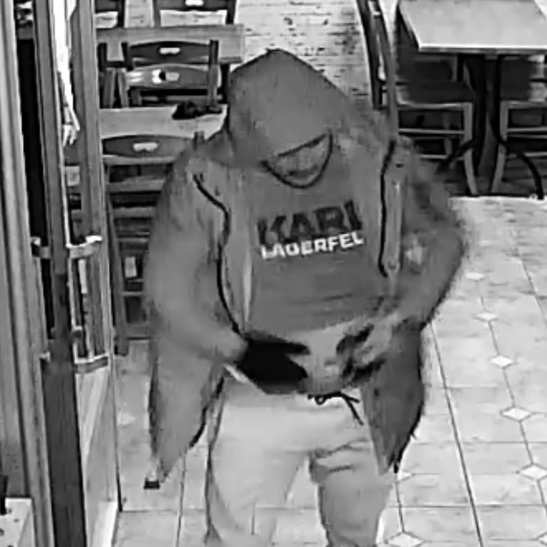 La Policía pide colaboración para encontrar a dos hombres que agredieron brutalmente a una chica en un bar de Zaragoza La Policía pide colaboración para encontrar a dos hombres que agredieron brutalmente a una chica en un bar de Zaragoza