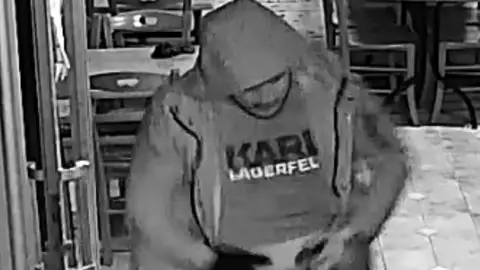 Uno de los hombres a los que busca la Policía. Uno de los hombres a los que busca la Policía.