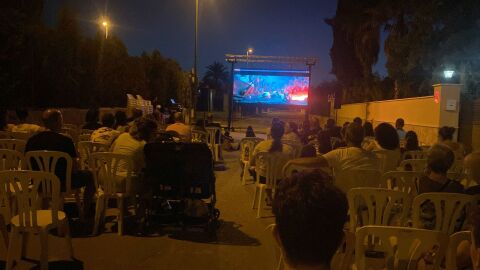 El cine de verano llena espacios al aire libre en pedan&iacute;as y 'Summer Sport' agota las plazas en la costa