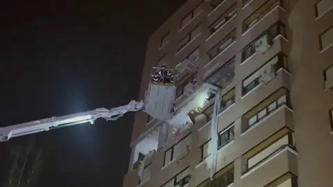 Heridas dos mujeres al sufrir quemaduras en el 60% de su cuerpo por una explosión en su vivienda en el barrio de La Paz Heridas dos mujeres al sufrir quemaduras en el 60% de su cuerpo por una explosión en su vivienda en el barrio de La Paz