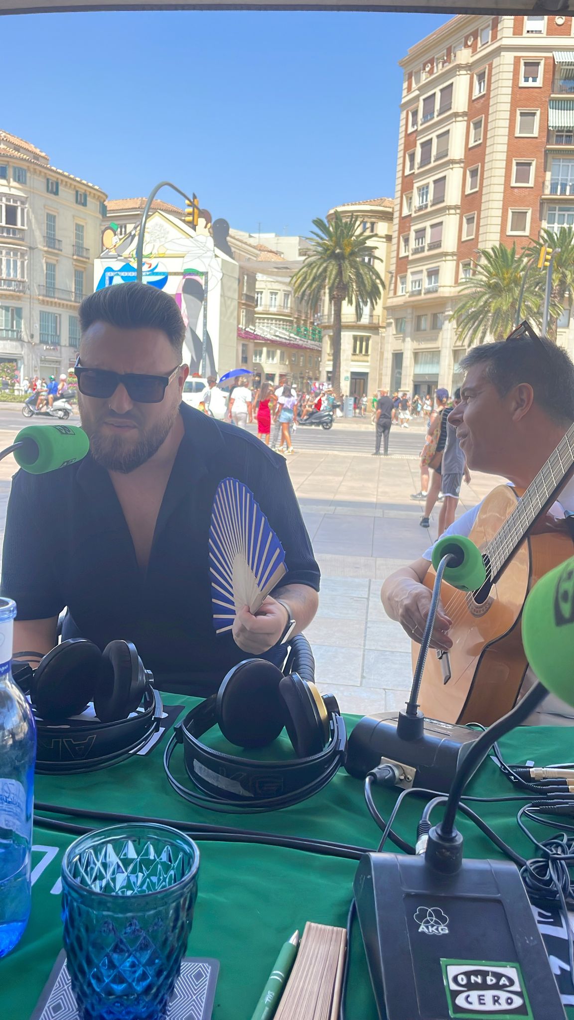 Lázaro de la Cruz cantando en directo en Aires de Feria Lázaro de la Cruz cantando en directo en Aires de Feria