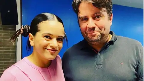 El musicólogo y psicólogo Daniel Gómez con Rosalía REVISTA DE VERANO