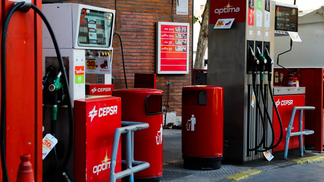 Imagen de archivo de surtidores de gasolina en una estación de servicio.