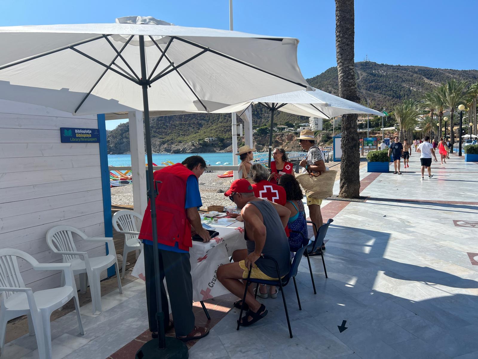 Sigue en la playa de l’ Albir la campaña de sensibilización y prevención realizada por Cruz Roja Sigue en la playa de l’ Albir la campaña de sensibilización y prevención realizada por Cruz Roja