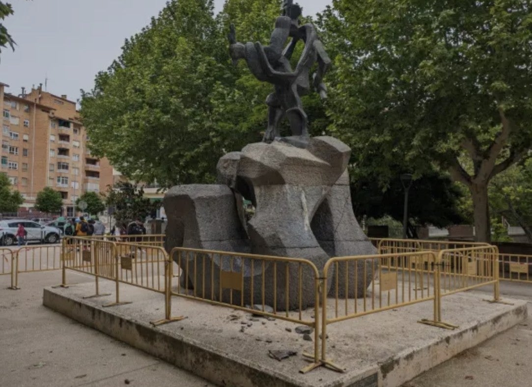 Aprobada la memoria valorada para la reparación del pedestal de la estatua del rey Aprobada la memoria valorada para la reparación del pedestal de la estatua del rey