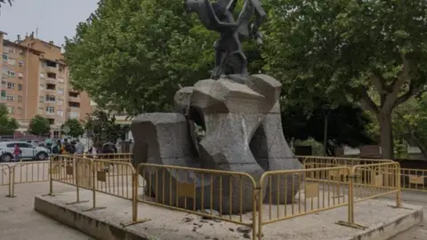 Aprobada la memoria valorada para la reparación del pedestal de la estatua del rey Aprobada la memoria valorada para la reparación del pedestal de la estatua del rey