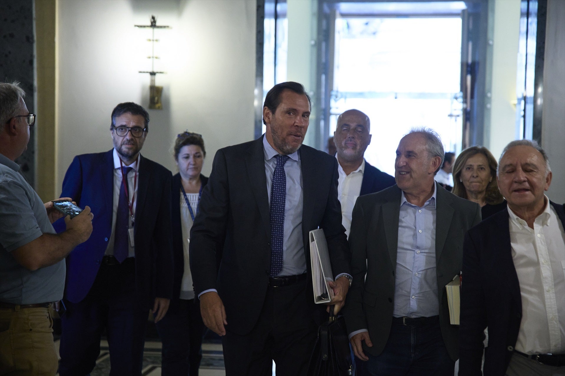 Óscar Puente cesa al subsecretario de Transporte y al jefe de personal de Adif por su imputación en el 'caso Koldo' Óscar Puente cesa al subsecretario de Transporte y al jefe de personal de Adif por su imputación en el 'caso Koldo'