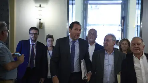 El ministro de Transportes y Movilidad Sostenible, Óscar Puente, a su llegada a su comparecencia en el Senado. El ministro de Transportes y Movilidad Sostenible, Óscar Puente, a su llegada a su comparecencia en el Senado.