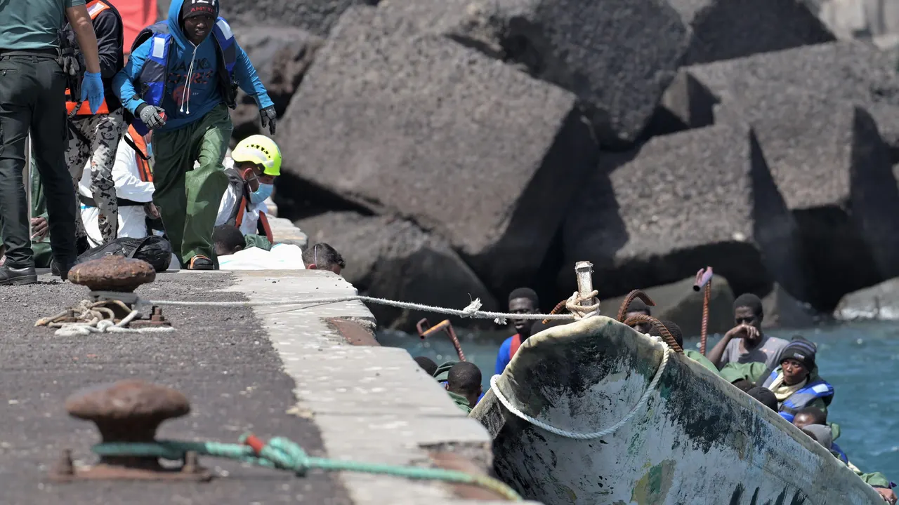 Fotografía de personas migrantes rescatadas en aguas cercanas a El Hierro