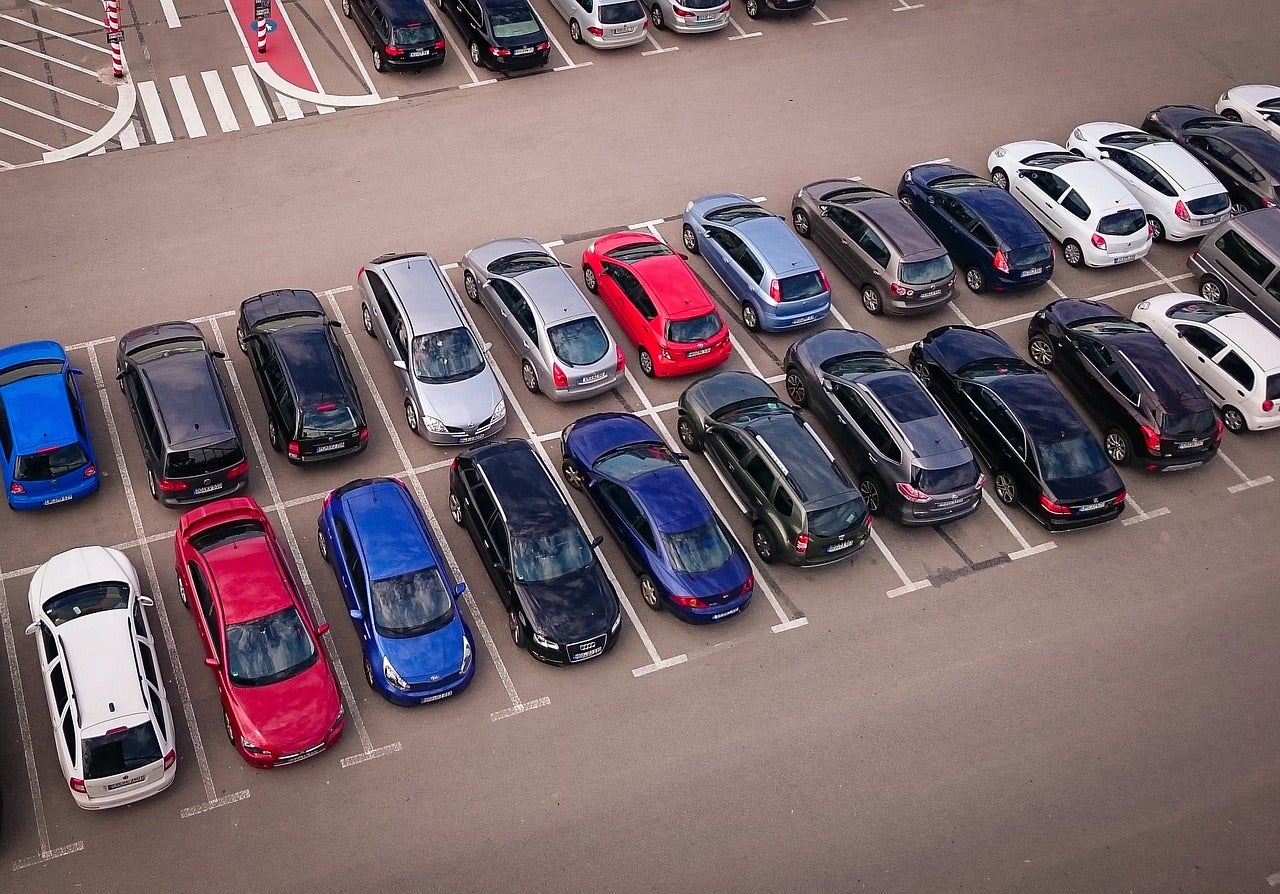 ¿Se puede guardar un sitio para aparcar el coche? El último vídeo de una brutal discusión reabre el debate en redes ¿Se puede guardar un sitio para aparcar el coche? El último vídeo de una brutal discusión reabre el debate en redes