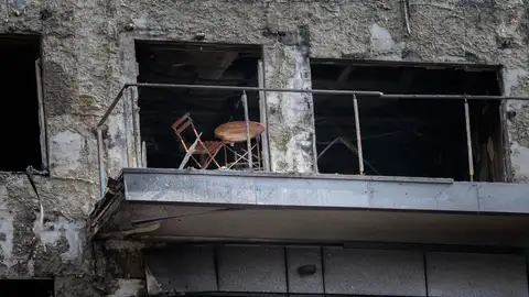 El interior del edificio incendiado de Campanar refleja aún el horror vivido hace 6 meses El interior del edificio incendiado de Campanar refleja aún el horror vivido hace 6 meses