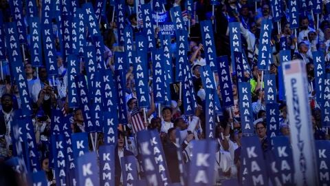 Los delegados escuchan a la candidata presidencial dem&oacute;crata y vicepresidenta de EE.UU., Kamala Harris, hablar durante la &uacute;ltima noche de la Convenci&oacute;n Nacional Dem&oacute;crata 