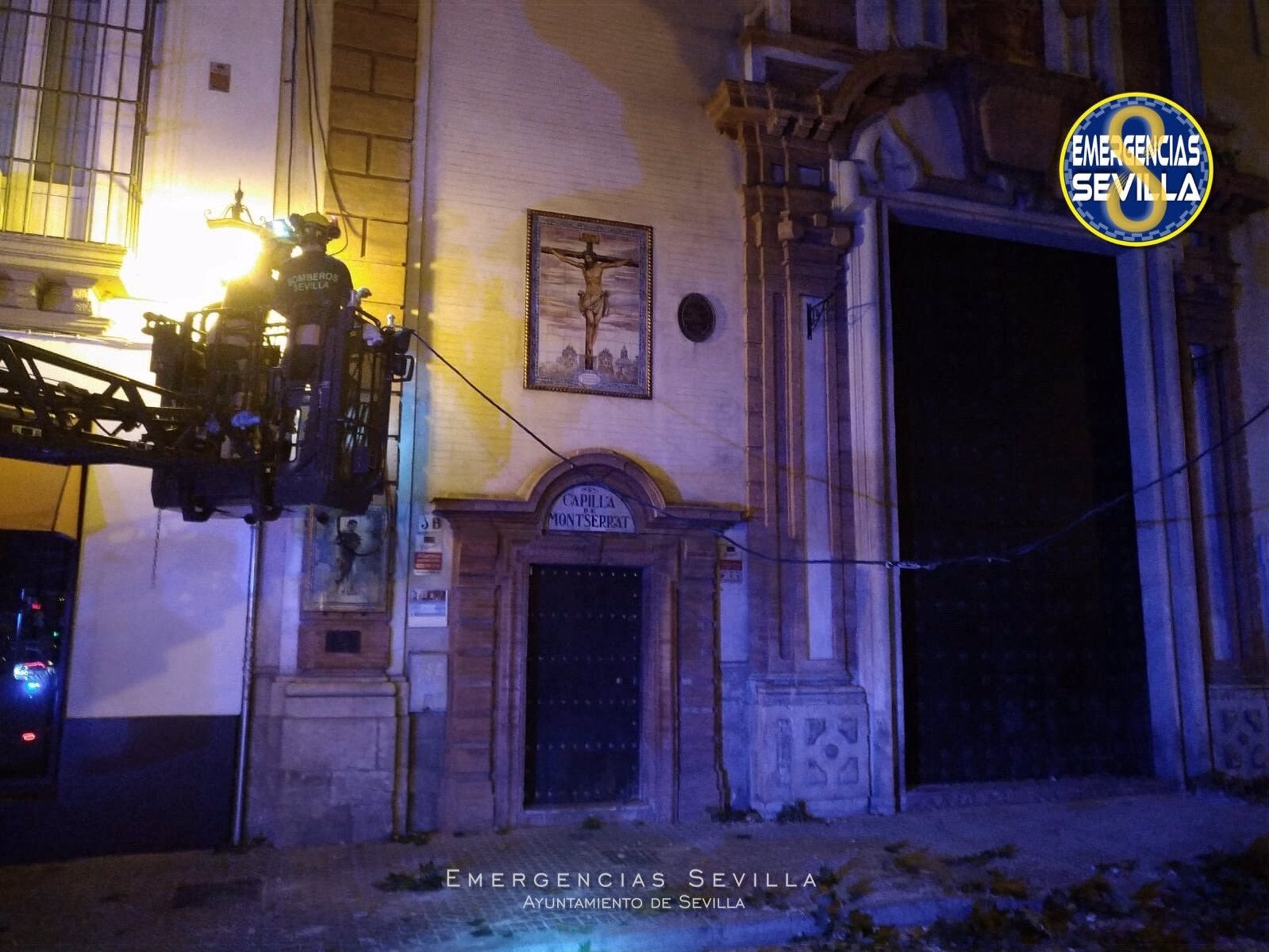 Cae una rama de grandes dimensiones en la calle San Pablo afectando a la Iglesia de Montserrat Cae una rama de grandes dimensiones en la calle San Pablo afectando a la Iglesia de Montserrat