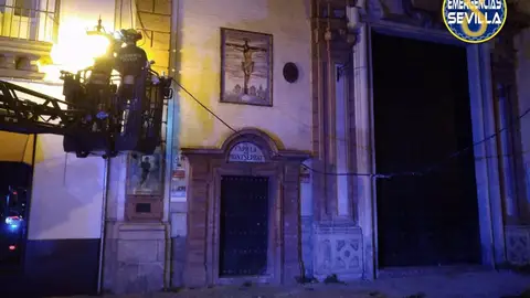 Imagen de la actuación de los bomberos y la Policía Local en la calle San Pablo - EMERGENCIAS SEVILLA Imagen de la actuación de los bomberos y la Policía Local en la calle San Pablo - EMERGENCIAS SEVILLA