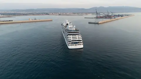Imagen de un crucero en PortCastelló Imagen de un crucero en PortCastelló