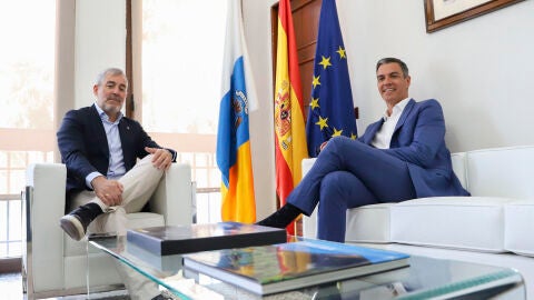 El presidente del Gobierno, Pedro S&aacute;nchez, durante la reuni&oacute;n que mantuvo en La Palma con el presidente de Canarias, Fernando Clavijo.