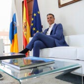 El presidente del Gobierno, Pedro Sánchez, durante la reunión que mantuvo en La Palma con el presidente de Canarias, Fernando Clavijo.