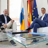 El presidente del Gobierno, Pedro Sánchez, durante la reunión que mantuvo en La Palma con el presidente de Canarias, Fernando Clavijo. El presidente del Gobierno, Pedro Sánchez, durante la reunión que mantuvo en La Palma con el presidente de Canarias, Fernando Clavijo.