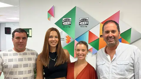 Daniel Zamora, Isabel Díaz y Dalía Ramos, al término de la entrevista junto al presentador , Rafael López. Daniel Zamora, Isabel Díaz y Dalía Ramos, al término de la entrevista junto al presentador , Rafael López.