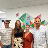 Daniel Zamora, Isabel Díaz y Dalía Ramos, al término de la entrevista junto al presentador , Rafael López.