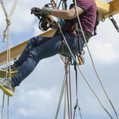 Un trabajador trabajando en altura Un trabajador trabajando en altura