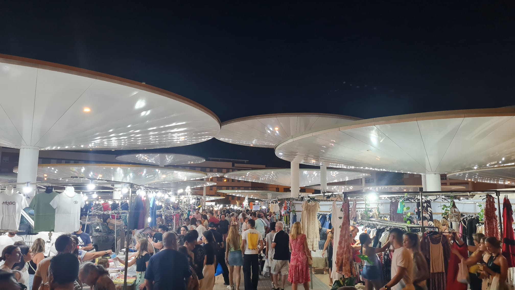 El éxito de la "feria" del mercadillo nocturno de Las Setas El éxito de la "feria" del mercadillo nocturno de Las Setas