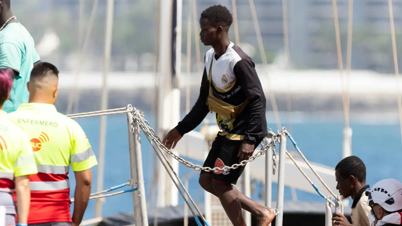 Llegada al puerto de Arguineguín (Gran Canaria) de las personas rescatadas por la Guardamar Concepción Arenal por Rescatado cuando viajaban un cayuco al sur de Gran Canaria Llegada al puerto de Arguineguín (Gran Canaria) de las personas rescatadas por la Guardamar Concepción Arenal por Rescatado cuando viajaban un cayuco al sur de Gran Canaria