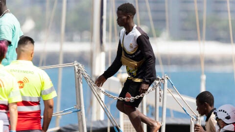Llegada al puerto de Arguinegu&iacute;n (Gran Canaria) de las personas rescatadas por la Guardamar Concepci&oacute;n Arenal por Rescatado cuando viajaban un cayuco al sur de Gran Canaria