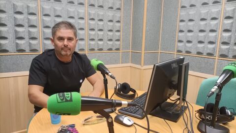 Fidel M&aacute;rquez en los estudios de Onda Cero Huelva.