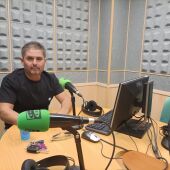 Fidel Márquez en los estudios de Onda Cero Huelva.