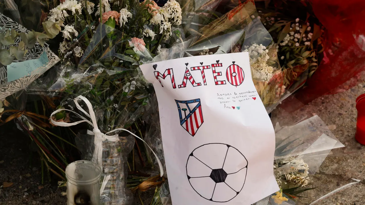 Homenaje a Mateo en las puertas del polideportivo Angel Tadío de Mocejón (Toledo).