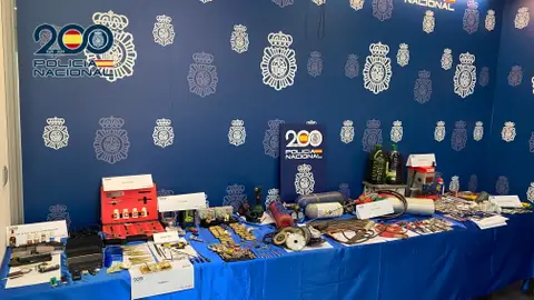 Dinero y objetos intervenidos a los detenidos en Elche y Dénia. Dinero y objetos intervenidos a los detenidos en Elche y Dénia.
