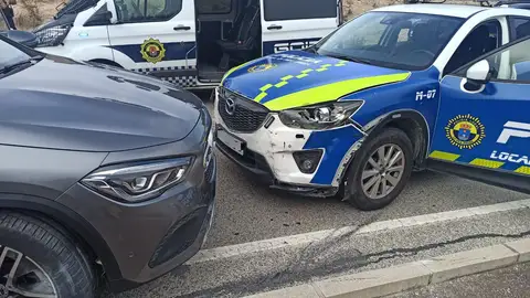 Un coche de la Policía Local junto a otro Un coche de la Policía Local junto a otro