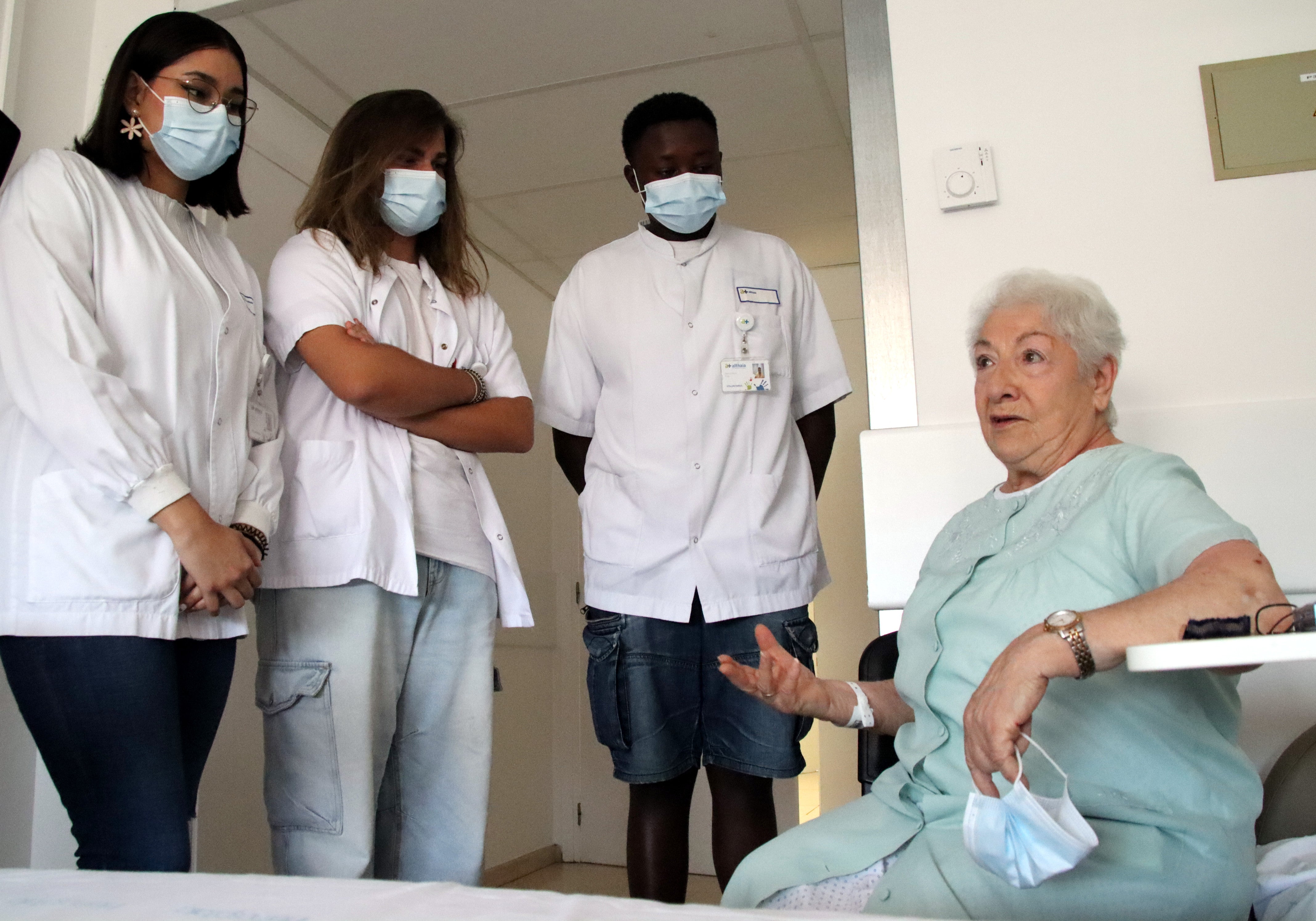 Cinquanta joves passen l'estiu fent de voluntaris a l'hospital de Manresa Cinquanta joves passen l'estiu fent de voluntaris a l'hospital de Manresa