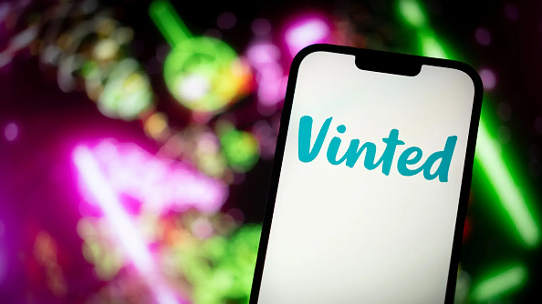 Logo de la aplicación de compra-venta de prendas Vinted en una pantalla de un móvil. Logo de la aplicación de compra-venta de prendas Vinted en una pantalla de un móvil.