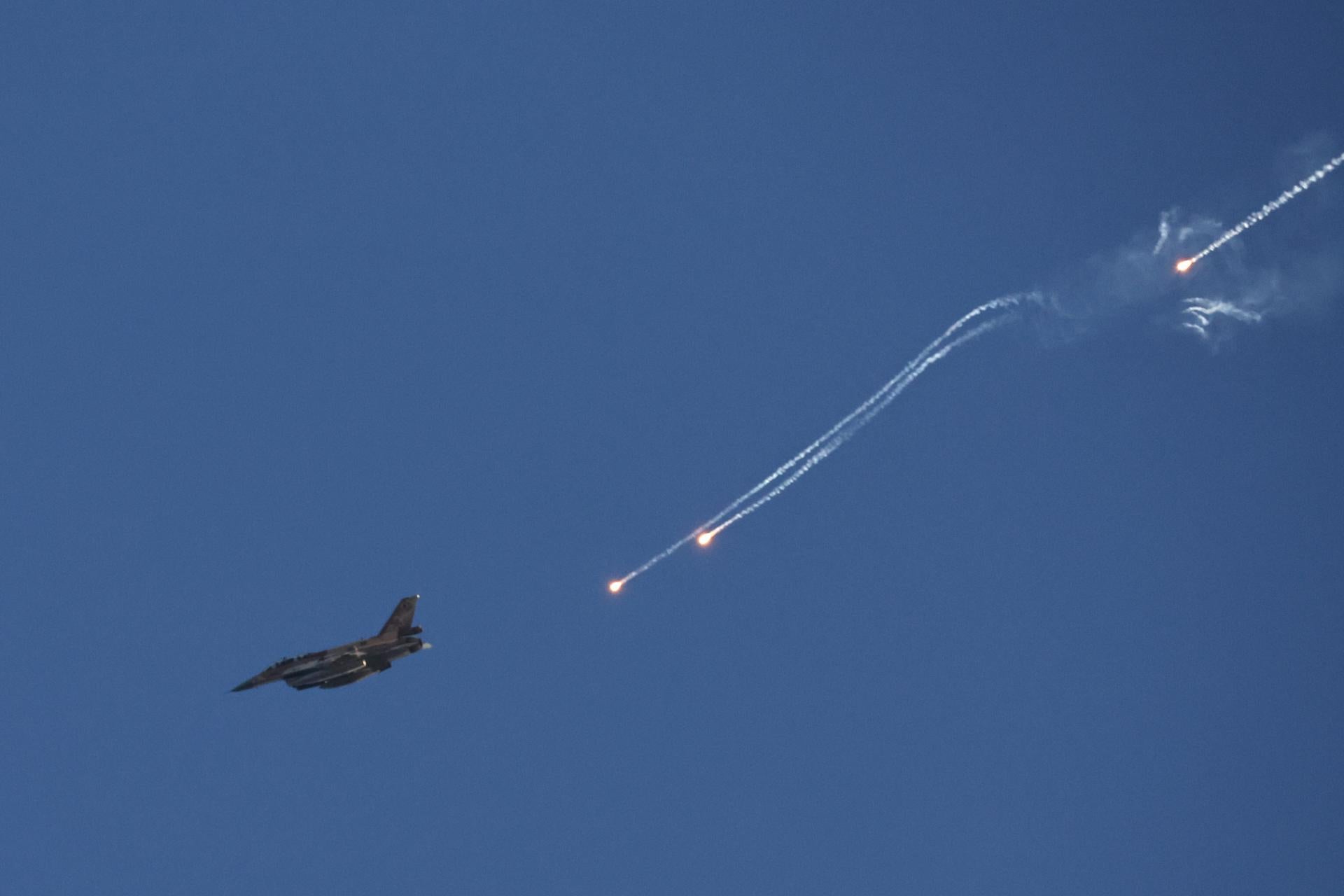 Israel bombardea en Líbano al identificar un inminente "ataque extensivo" de Hizbulá Israel bombardea en Líbano al identificar un inminente "ataque extensivo" de Hizbulá