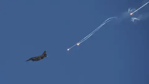 Israel bombardea en Líbano al identificar un inminente "ataque extensivo" de Hizbulá Israel bombardea en Líbano al identificar un inminente "ataque extensivo" de Hizbulá